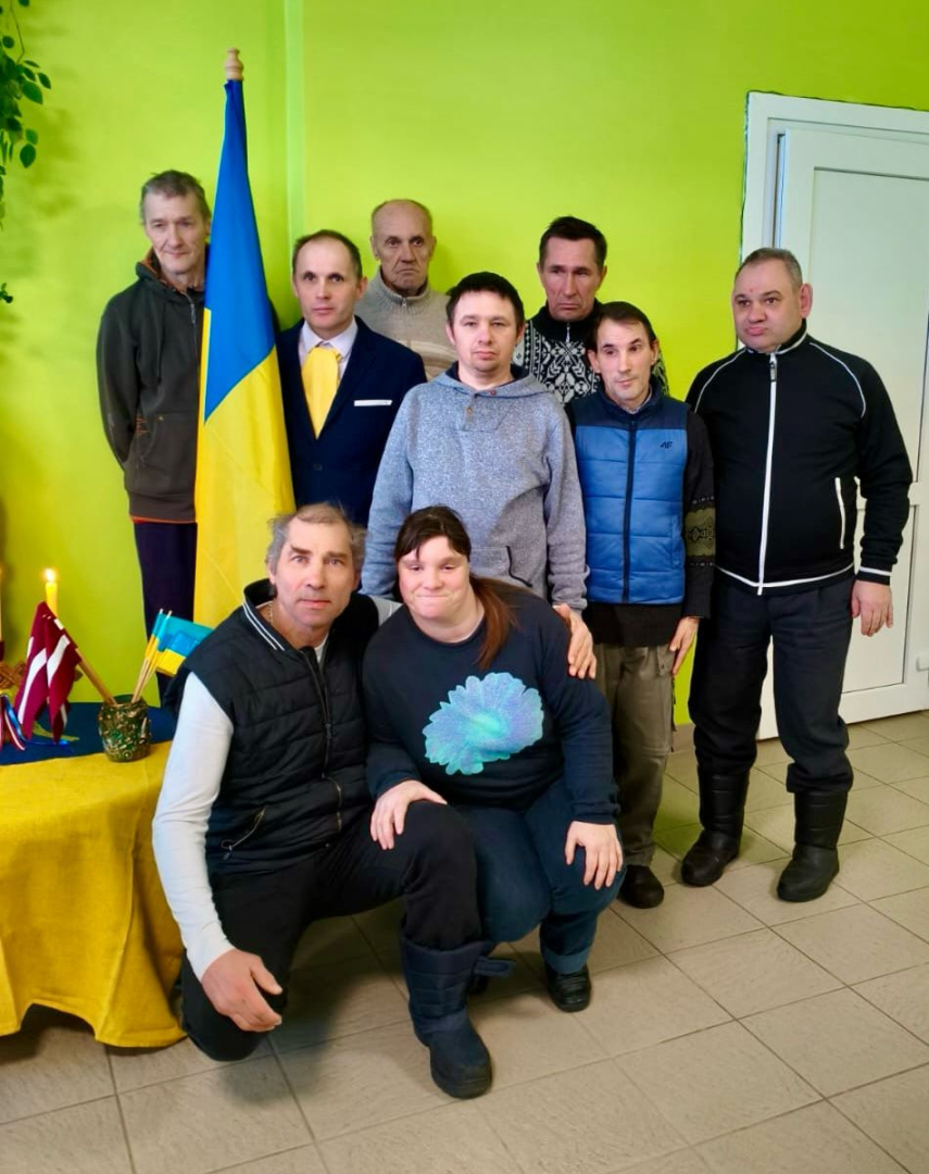 Cilvēki pie Ukrainas karoga