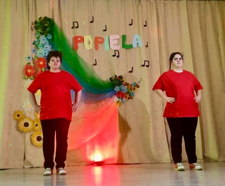 Uz skatuves dzied Popielas mākslinieki