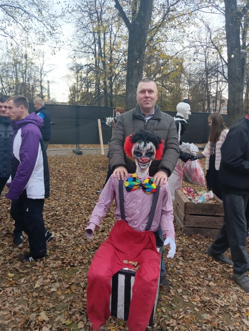apmeklētāji ar šausmu parka dekorācijām