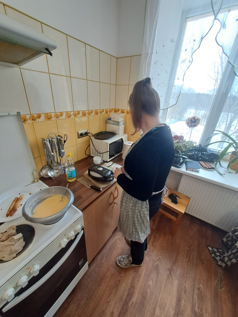 Sieviete gatavo ēdienu virtuvē