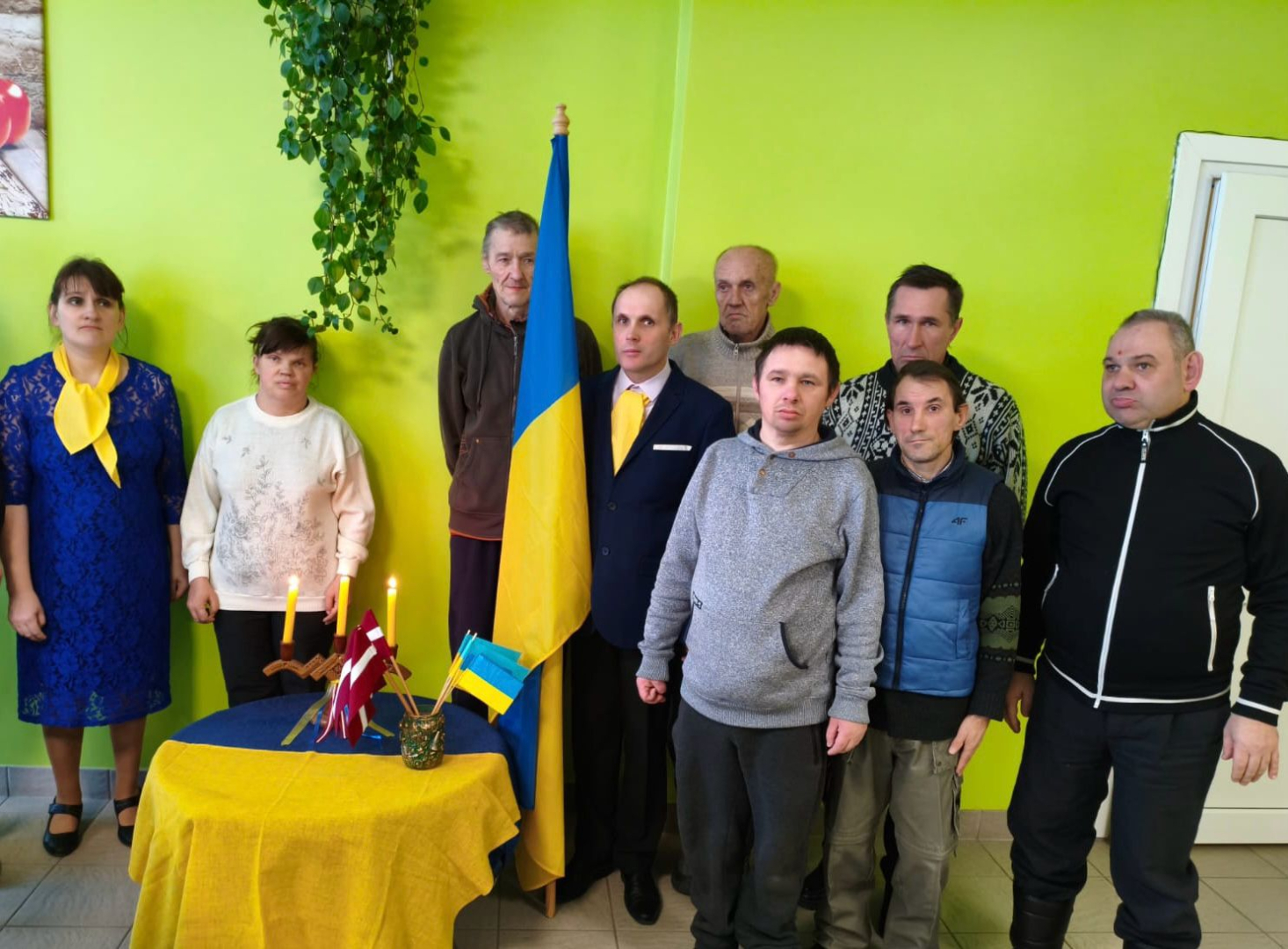 Cilvēki pie Ukrainas karoga