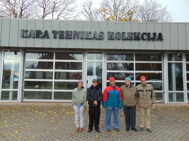 Klienti pie kara tehnikas muzeja