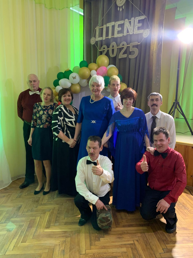 Cilvēku grupa pozē svētku pasākumā