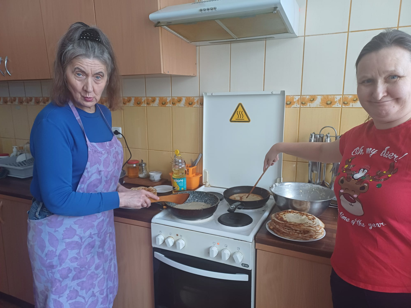 Sievietes virtuvē pie plīts