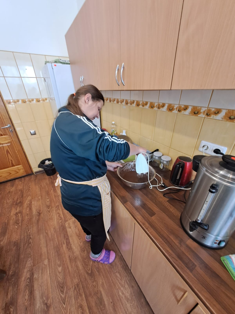 Sieviete gatavo ēdienu virtuvē