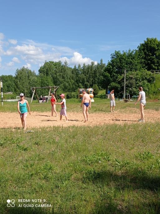 Klienti atpūšas pie ezera