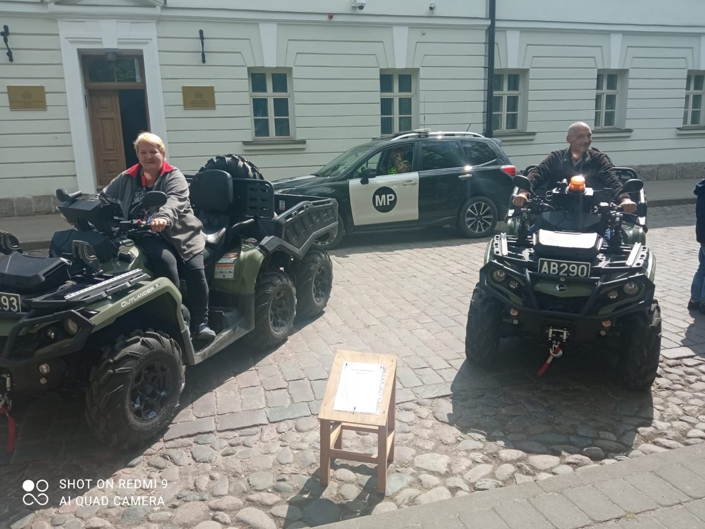 vīerieši sēž uz armijas kavadracikliem