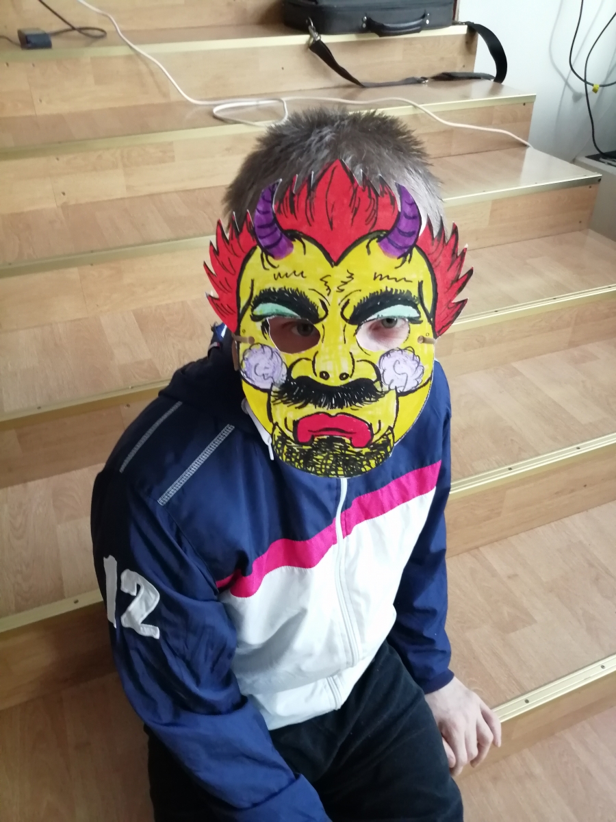 Klienti helovīna maskās