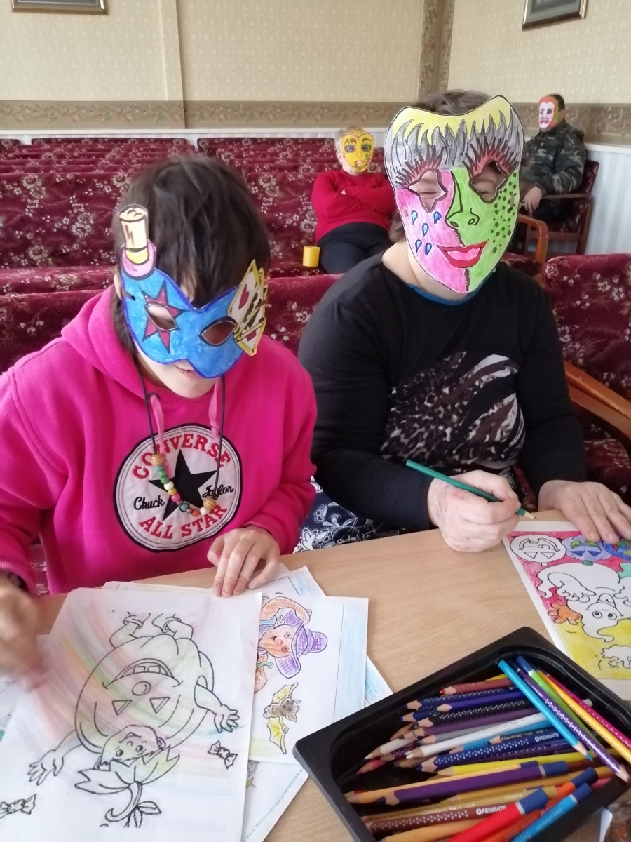 Klienti helovīna maskās