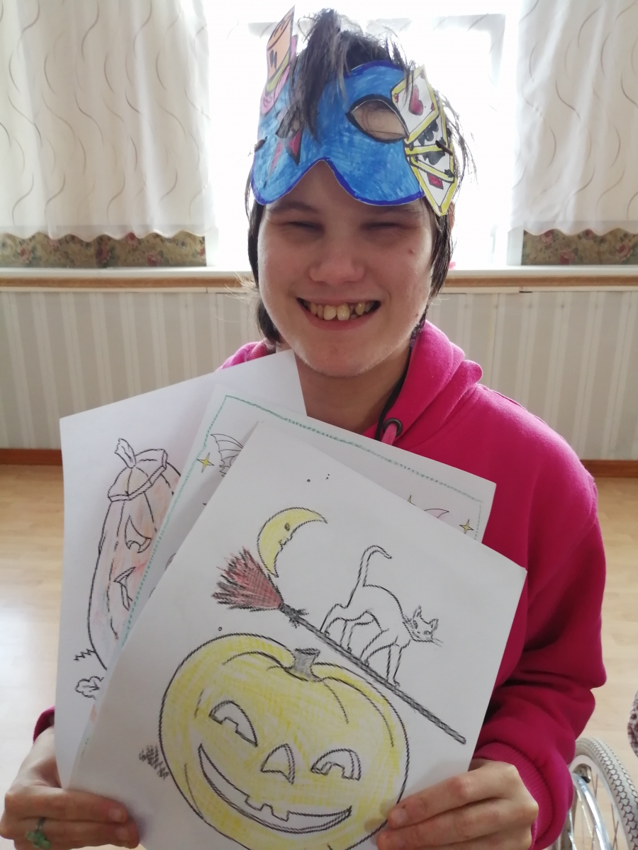 Klienti helovīna maskās