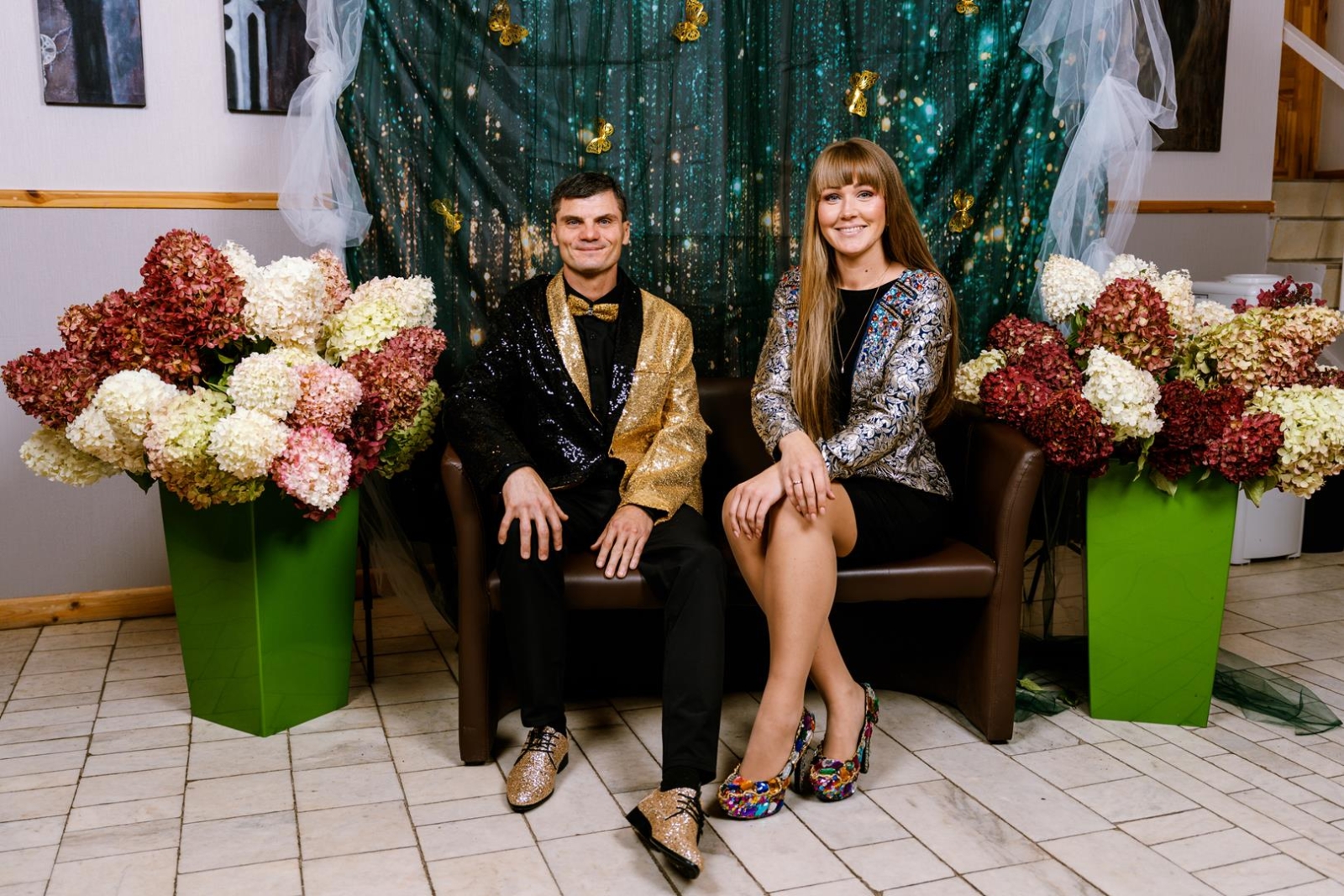 Dziedātāju grupa pozē fotostūrītī