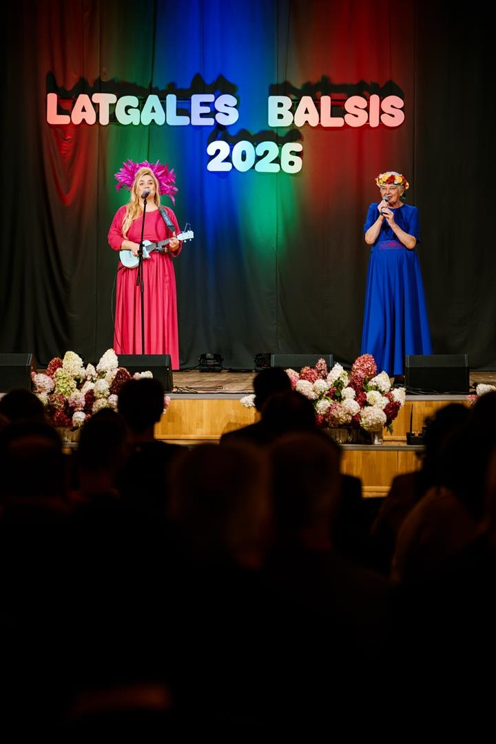 Dzied 2 sievietes, viena no viņām spēlē ukuleli