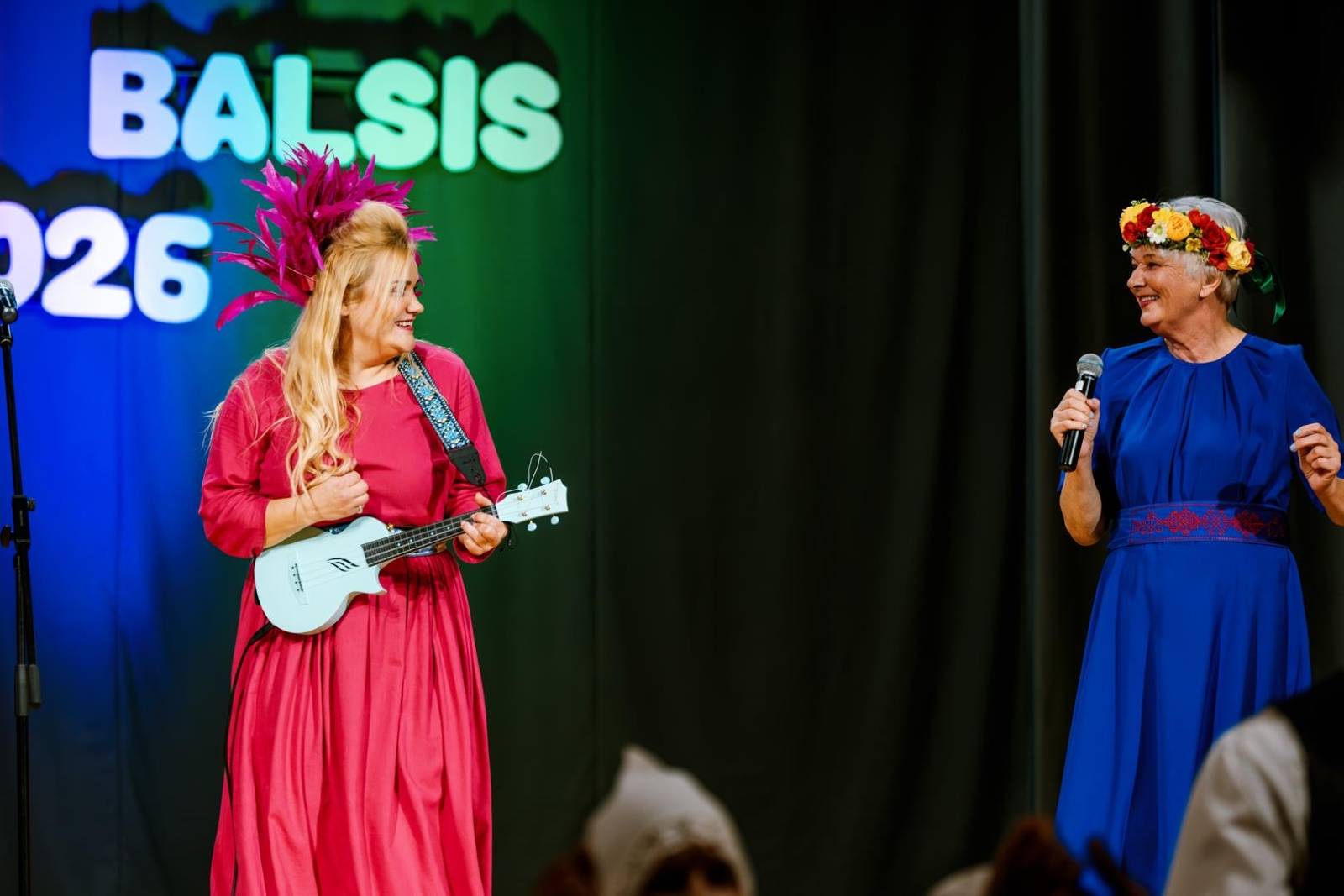 Dzied 2 sievietes, viena no viņām spēlē ukuleli