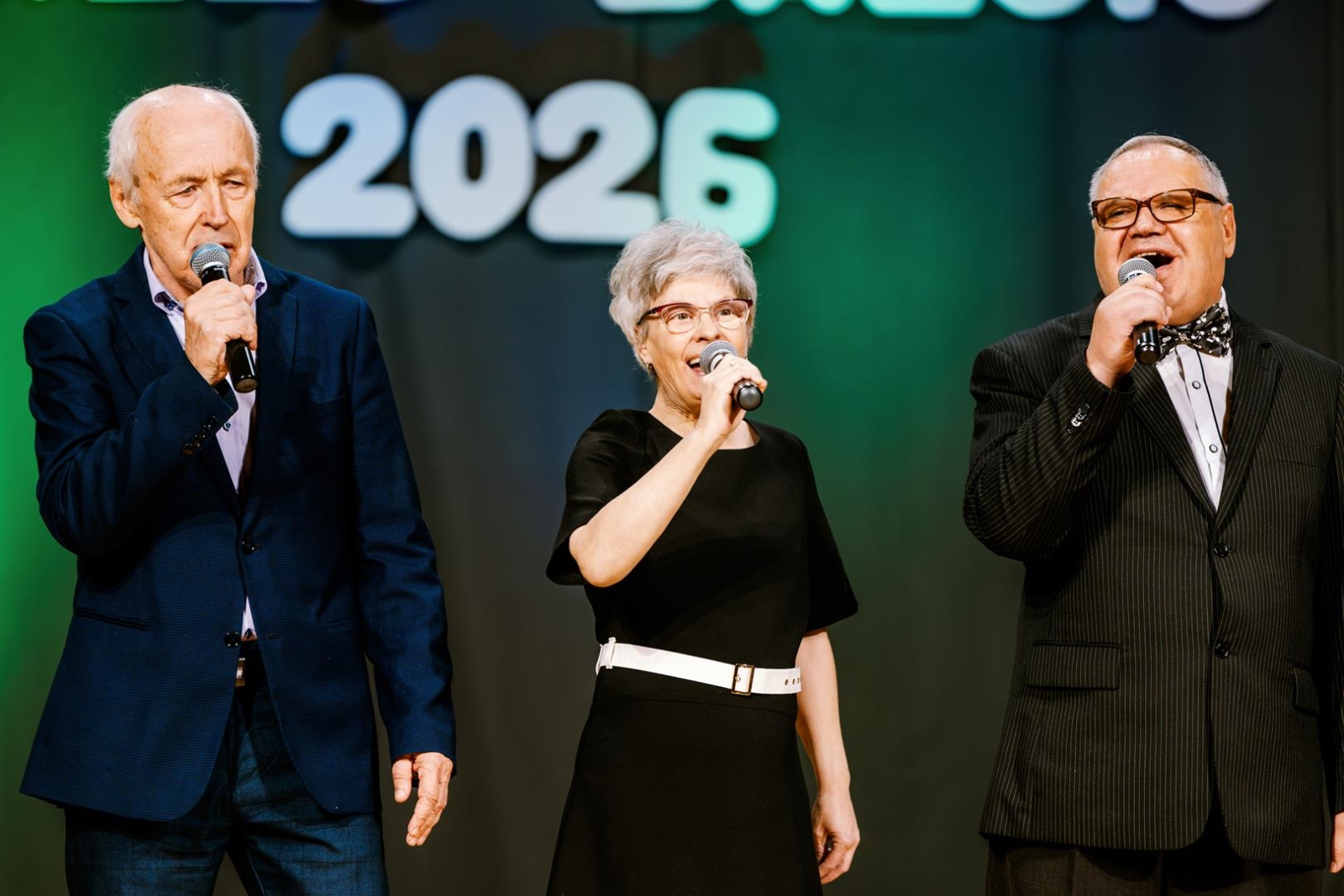 dzied 2 vīrieši un sieviete starp viņiem