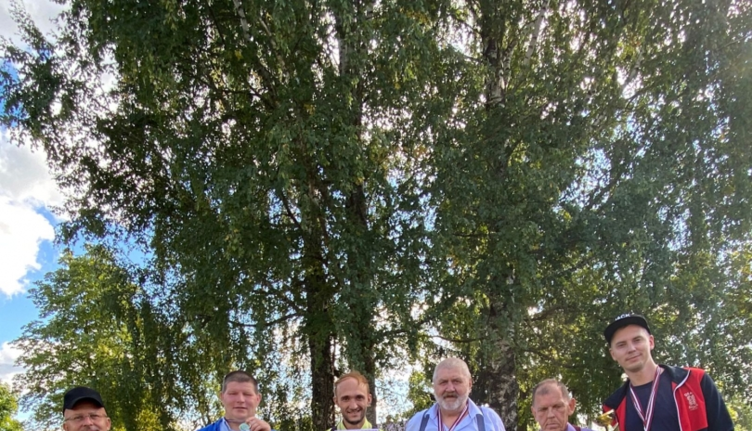 Stāv cilvēki ar godarakstiem