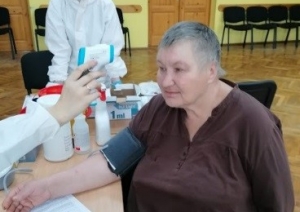 Pirmās vakcīnas saņem filiāles “Litene” klienti.
