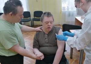 Pirmās vakcīnas saņem filiāles “Litene” klienti.