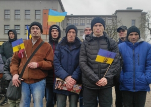 Stāv cilvēku grupa, Ukrainas karogs