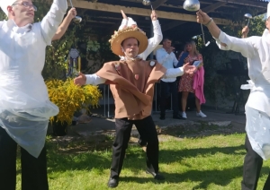 Cilvēki dejo ārā