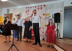 Mākslinieki dzied uz skatuves
