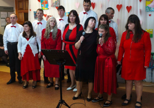 Mākslinieki dzied uz skatuves