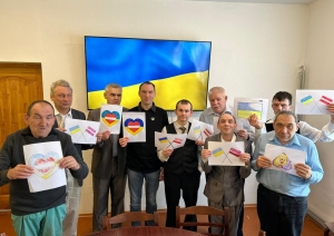 Stāv cilvēku grupa, Ukrainas karogs
