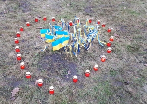 Stāv cilvēku grupa, Ukrainas karogs
