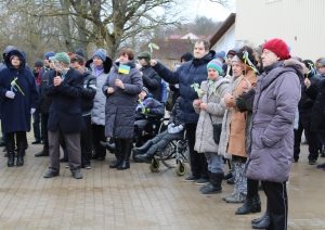 Stāv cilvēku grupa, Ukrainas karogs