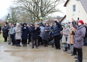 Stāv cilvēku grupa, Ukrainas karogs