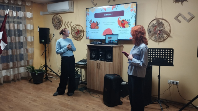 Sieviete un vīrietis dzied