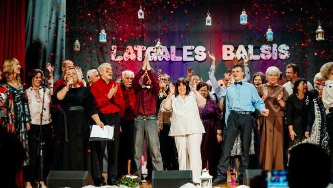 Dziedātāji uz skatuves kopbildei