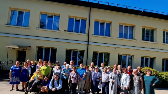 Cilvēku grupa ārā