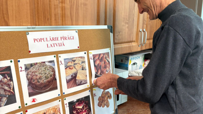 Foto ar pīrāgiem, vīrietis tos kārto