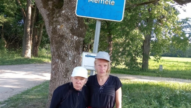 Cilvēki autobusa pieturā