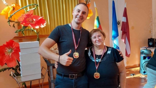 Vīrietis un sieviete ar medaļām