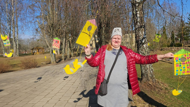 Sieviete ar lieldienu dekorācijām