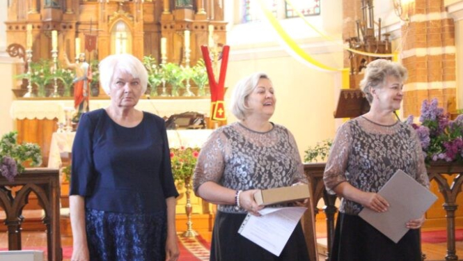 3 sieviets dzied baznīcā