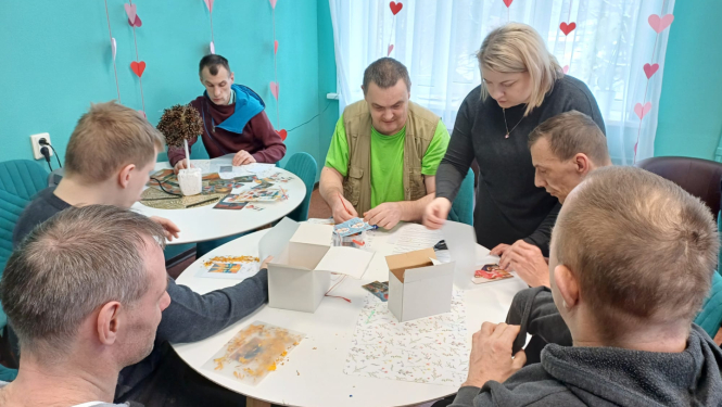 Cilvēki gatavo Valentīndienas rotājumus