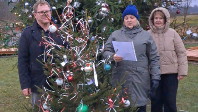 Darbinieki rotā ziemassvētku eglīti