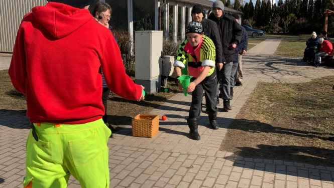 Dalībnieki jautrajā stafetē