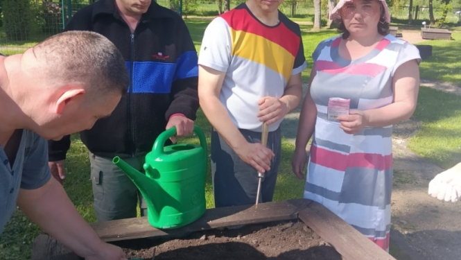 Klienti darbojas dārzā