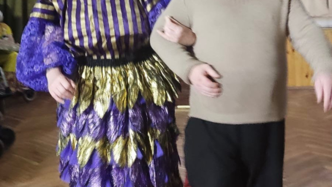 Karnevāla dalībnieki masku tērpos