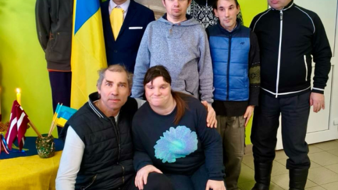 Cilvēki pie Ukrainas karoga