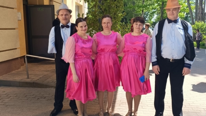 Cilvēgu grupa pie filiāles ieejas