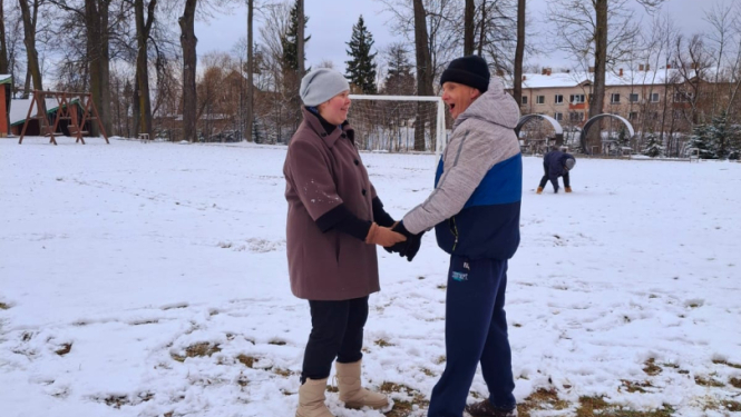 Cilvēki laukā pikojas