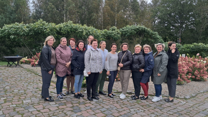 Brauciena dalībnieku kopbilde ziedu dārzā