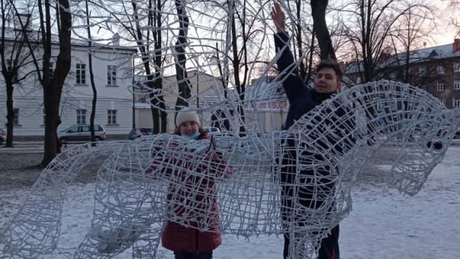 Klienti pie ziemassvētku dekorācijām Daugavpilī