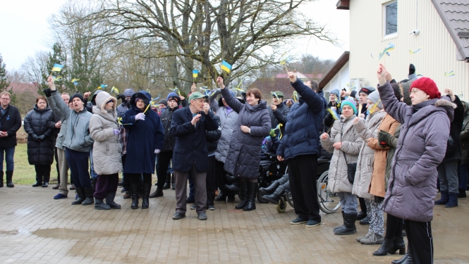 Stāv cilvēku grupa, Ukrainas karogs