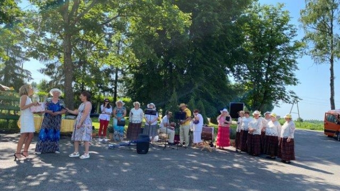 Vārkavas novada senioru kopas uzstāšanās Kalupē