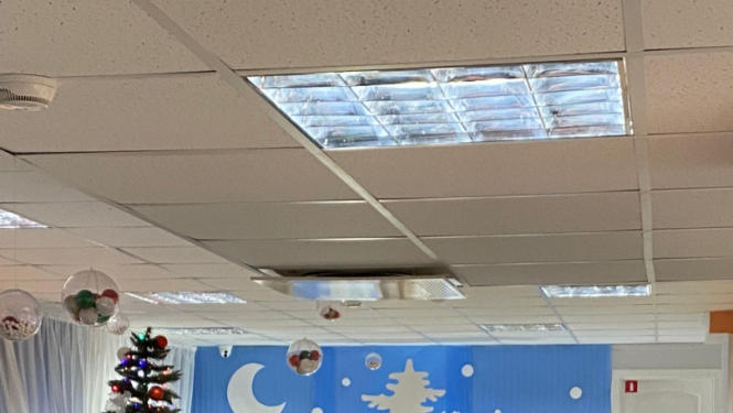 4 sievietes uzstājas uz skatuves